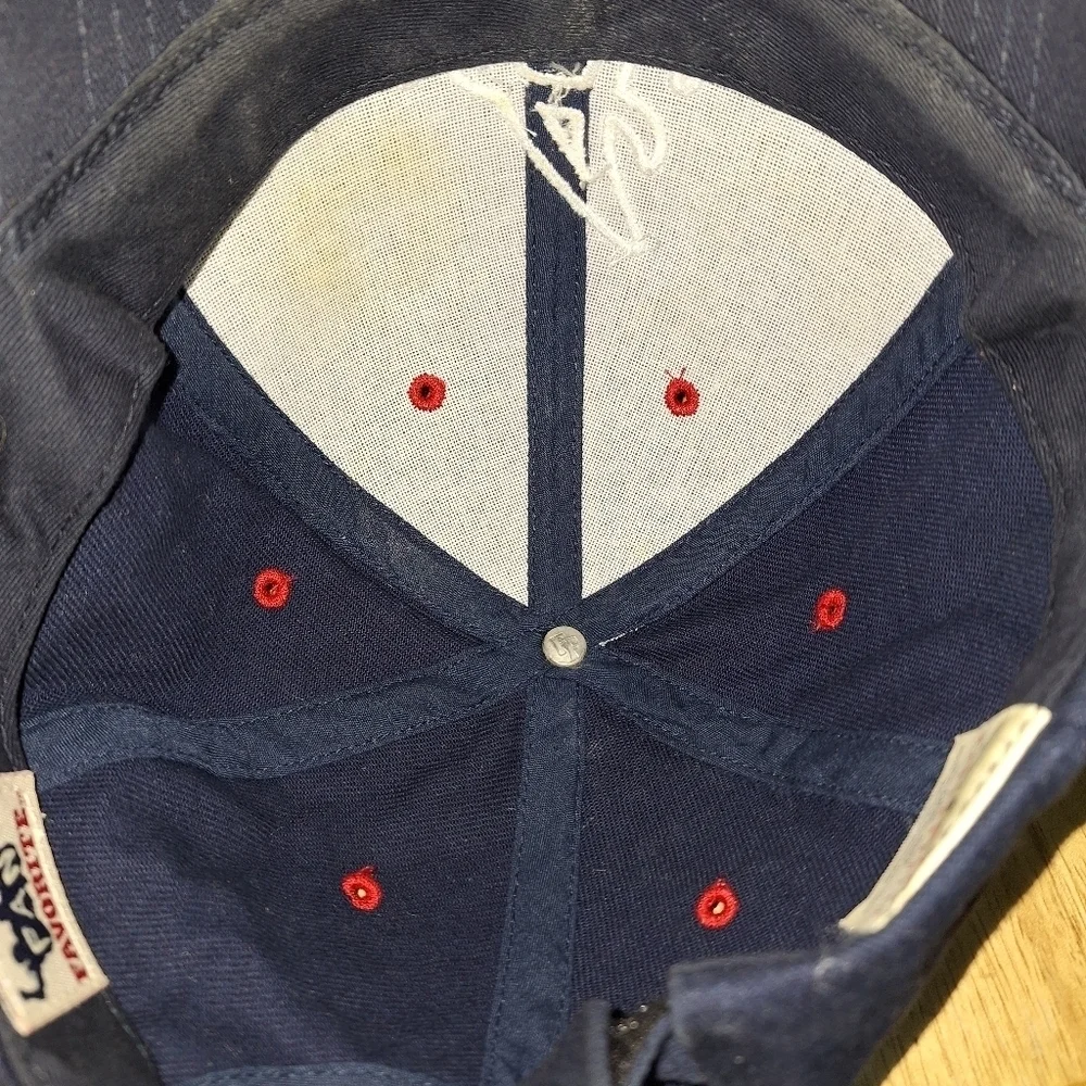 A Fan Favorite Atlanta Braves adjustable ball cap/truckers hat. Pre-loved